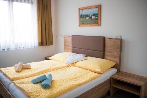 Postel nebo postele na pokoji v ubytování Weingut & Gästehaus Dombi Weiss