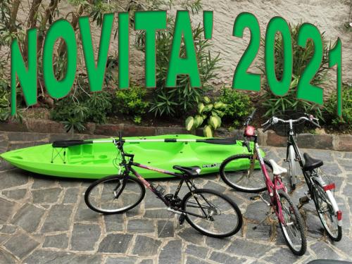 drei Fahrräder neben einem grünen Kajak geparkt in der Unterkunft La baia d'acquadolce in Bolzano Novarese