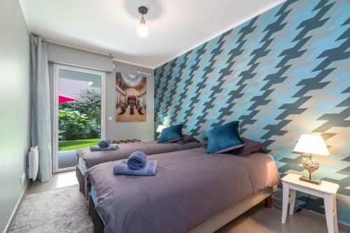 尼斯的住宿－Residence Blue Harmony，一间卧室配有两张带毛巾的床