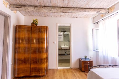 Ένα ή περισσότερα κρεβάτια σε δωμάτιο στο Charming stone house with private pool & jacuzzi - Holiday Home Vera