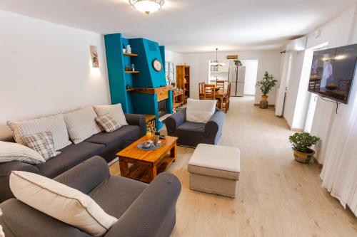 Χώρος καθιστικού στο Charming stone house with private pool & jacuzzi - Holiday Home Vera
