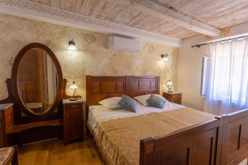 Ένα ή περισσότερα κρεβάτια σε δωμάτιο στο Charming stone house with private pool & jacuzzi - Holiday Home Vera