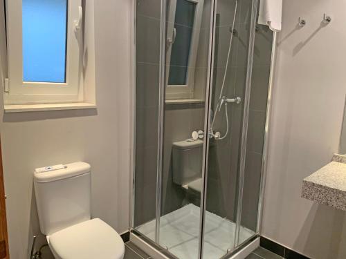  Apartamentos Vallnord 3000 -  Room  picture :   Shower    Safety deposit box    TV                           