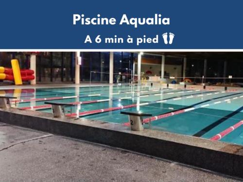 - une grande piscine avec un sidx sidx dans l'établissement Centre Ville - Balcon - Parking gratuit, à Colmar