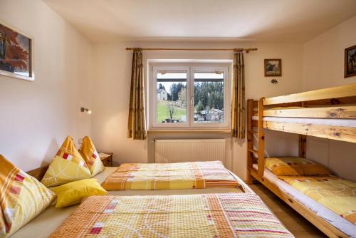 1 dormitorio con 2 literas y ventana en Ferienwohnung Zirme Gasser, en Terento