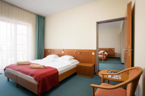 Postel nebo postele na pokoji v ubytování Hunguest Hotel Aqua Sol