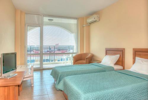 Un pat sau paturi într-o cameră la South Beach Vacation Apartments