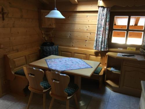 - une salle à manger avec une table et des chaises dans l'établissement Appartement Sonnberg, à Forstau