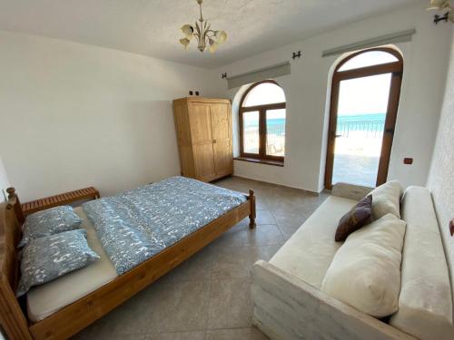 a bedroom with a bed and a couch at Vila Seascape in 2 Mai