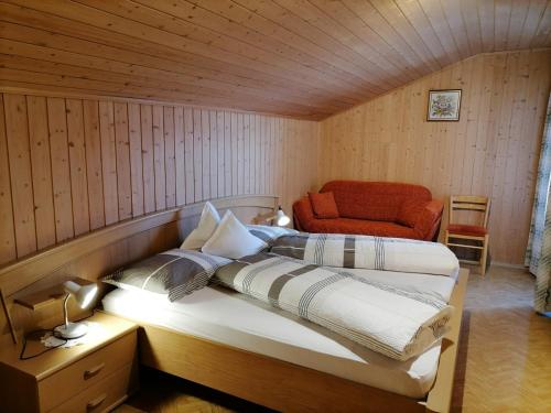 Postel nebo postele na pokoji v ubytování Gasthaus Oberkirn