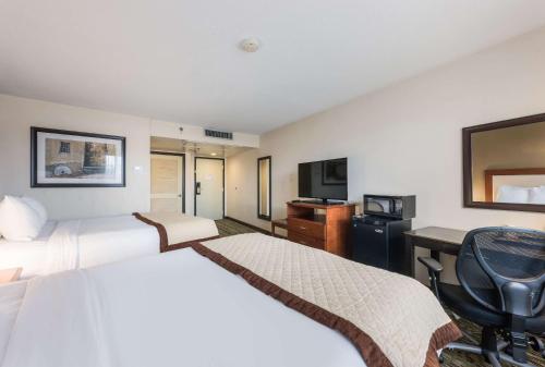 Krevet ili kreveti u jedinici u okviru objekta Clarion Hotel & Suites Mount Laurel