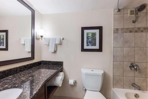 Imagen de la galería de Clarion Hotel & Suites Mount Laurel, en Mount Laurel