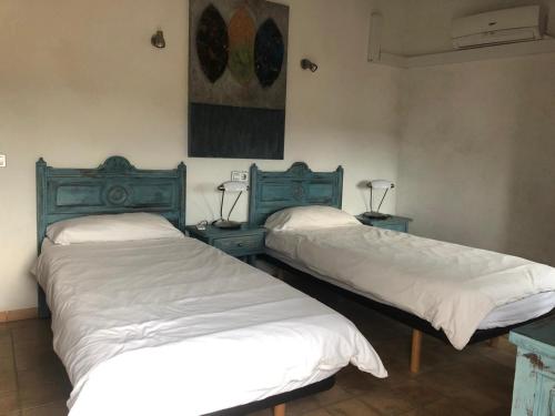 two beds sitting next to each other in a room at Stadthaus mitten im Künstlerviertel von Artá mit zwei Wohnungen in Artá