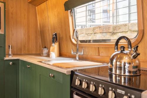 Köök või kööginurk majutusasutuses The Four Sisters Boatel - Houseboat