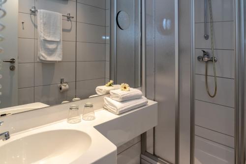 a bathroom with a sink and a shower at Ringhotel Schlossberg in Neustadt