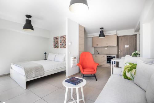 アテネにあるSupreme C2 Apartment in Syntagmaのリビングルーム(ベッド1台、ソファ、テーブル付)