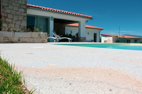 a house with a swimming pool in front of it at Casa da Reguenga in Monção