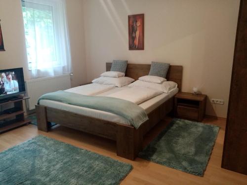 Un pat sau paturi într-o cameră la Hévíz Lake Apartman
