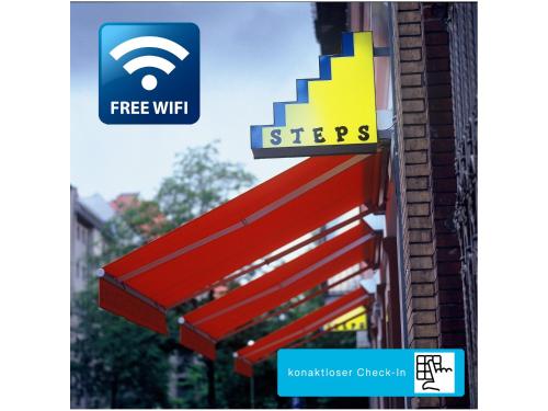 un panneau indiquant une connexion Wi-Fi gratuite dans un bâtiment dans l'établissement Steps-Hotel, à Berlin