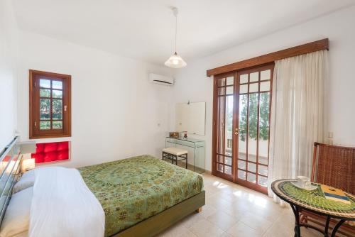 Postel nebo postele na pokoji v ubytování Emerald Dawn Villa