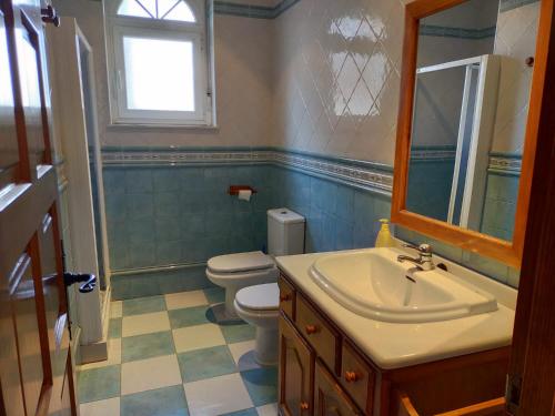 un bagno con lavandino e WC di Casa de turismo rural - Mirador de Santa Marina a Sobradillo