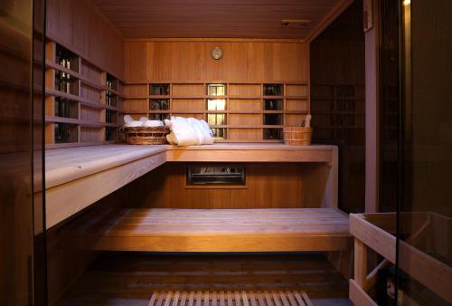 uma biblioteca com paredes e prateleiras de madeira numa sala em Marias Guest House em Eynatten