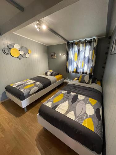1 Schlafzimmer mit 2 Betten in einem Zimmer in der Unterkunft Chalet de l'écluse in Namur