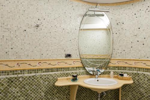 維泰博的住宿－Hotel Villa Sofia，一间带水槽和镜子的浴室