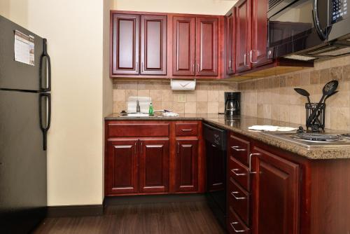 Η κουζίνα ή μικρή κουζίνα στο Staybridge Suites West Des Moines by IHG