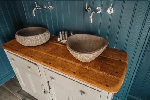 two sinks on a wooden counter in a bathroom at The Ship Inn in Mundesley