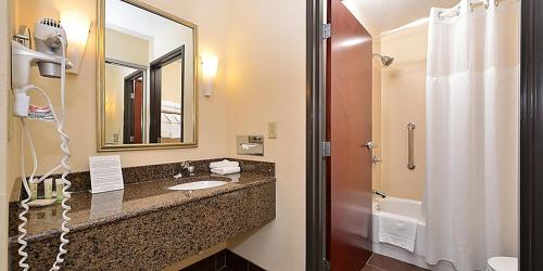 Een badkamer bij Staybridge Suites West Des Moines, an IHG Hotel