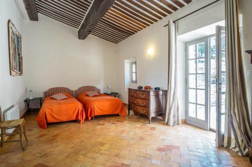 Ένα ή περισσότερα κρεβάτια σε δωμάτιο στο Stunning panoramic views and heated pool in Roussillon