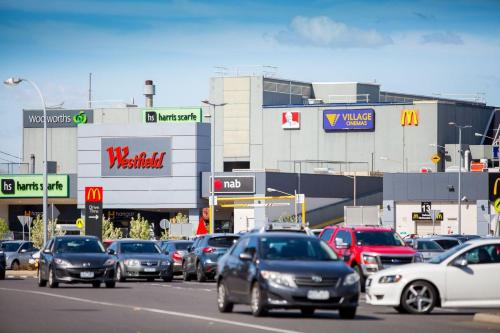 a busy city street filled with lots of cars at Garden Guesthouse - Melbourne Airport Accommodation in Melbourne