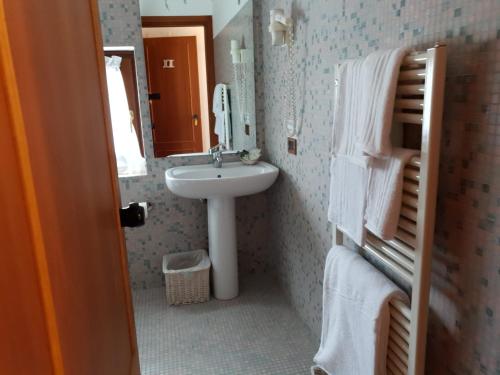 Koupelna v ubytování Hotel New Genziana