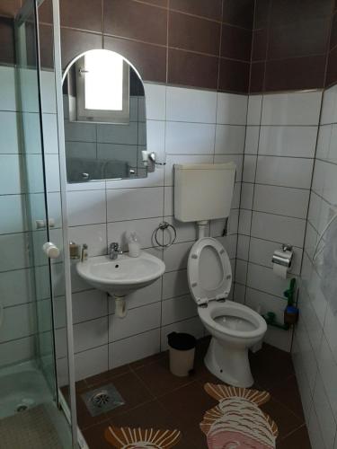 a bathroom with a toilet and a sink at Apartman Zivanovic1 in Banja Koviljača