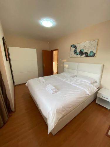 A bed or beds in a room at Villa Princess Tikvesh Lake