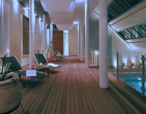 a hallway with chairs and a pool in a building at Terme Europa in Abano Terme
