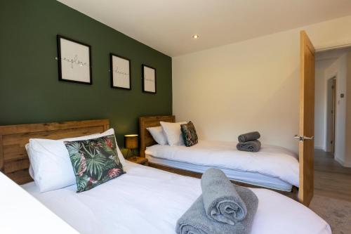 duas camas num quarto com paredes verdes em Fletchers Rest em Whitby