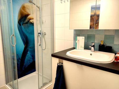 ein Bad mit einer Dusche, einem Waschbecken und einer Dusche in der Unterkunft CITY PREMIUM Studio Suite in Blankenberge