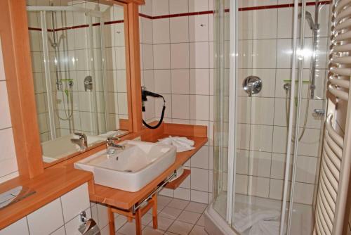 奥斯赛拜-塞林Fewo 20 mit Strandkorb und Balkon的带水槽和淋浴的浴室