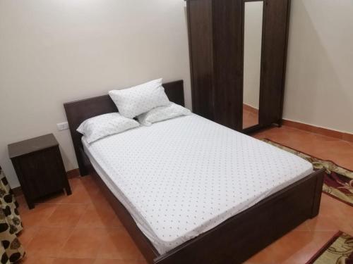 Llit o llits en una habitació de Two-Bedroom Chalet in Pyramids Porto Sokhna