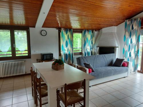 ein Wohnzimmer mit einem Tisch und einem Sofa in der Unterkunft Bnbook Casa dei Peschi - Lago di Monate in Cadrezzate
