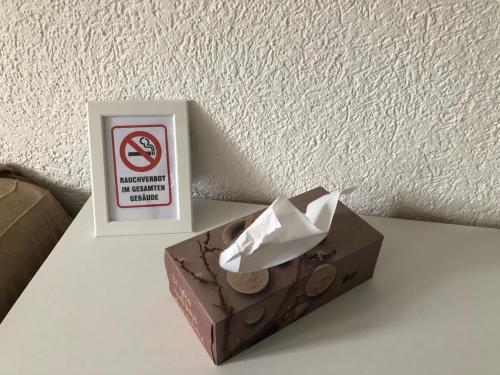 una caja de chocolate sentada en una mesa con una señal de no fumar en Gästehaus Glock, en Marbach am Neckar