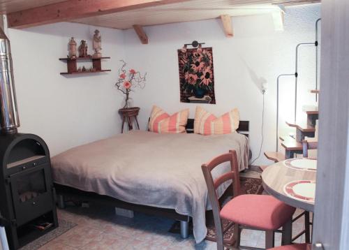 Ferienhaus Oertel في أنابيرغ-بوخهولتس: غرفة نوم بسرير وطاولة وكراسي