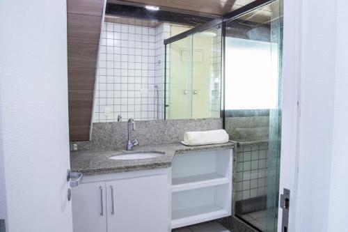 A bathroom at Beach Class Muro Alto Condomínio Resort - New Time