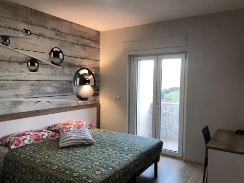 una camera con un letto e una parete in legno di La pergolina a Tolve