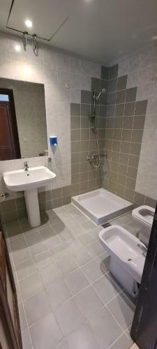 a bathroom with a sink and a shower and a toilet at درة العروس كورال بيتش فيلا in Durat Alarous
