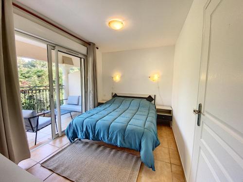 a bedroom with a bed and a balcony at Appartement 2 pièces au cœur du Cap d'Antibes in Antibes