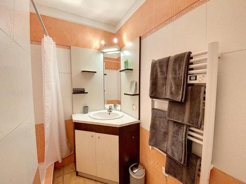 a small bathroom with a sink and a mirror at Appartement 2 pièces au cœur du Cap d'Antibes in Antibes