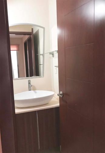 a bathroom with a sink and a mirror at Tu lugar en Merida in Mérida